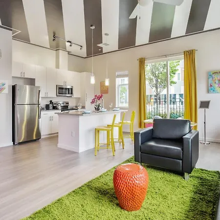 Lux House Of Champagne 2Br 2Ba Free Parking & Wifi Apartment